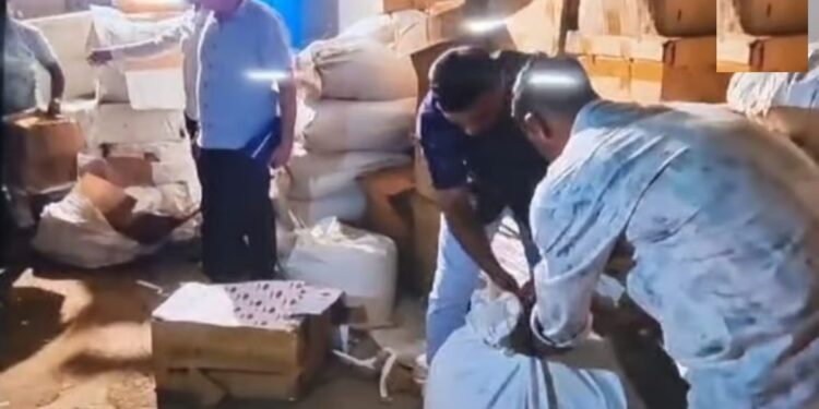 बनावट सिगारेट बनविणाऱ्या कारखान्यावर पोलिसांची धाड; १५ जणांना अटक, ५ कोटींचा मुद्देमाल जप्त