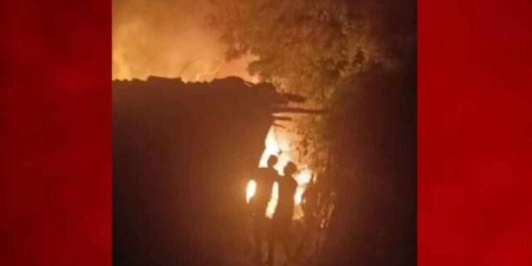 जळगावच्या खेडीत गॅस सिलिंडर स्फोटात सहा घरे जळून खाक