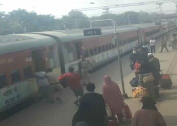 रेल्वे संरक्षण दलातील कॉन्स्टेबलने वृद्ध प्रवाशाचे प्राण वाचवले