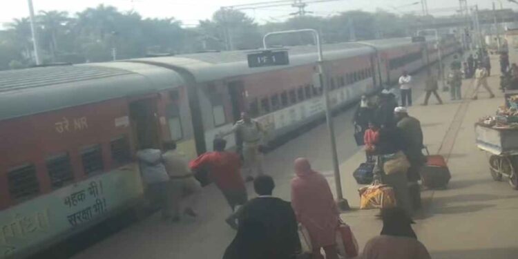 रेल्वे संरक्षण दलातील कॉन्स्टेबलने वृद्ध प्रवाशाचे प्राण वाचवले