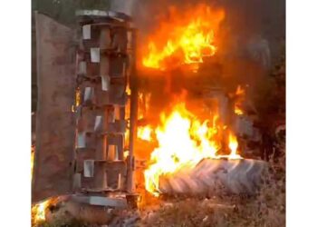 जामनेरात बर्निंग ट्रॅक्टरचा थरार..५ क्विंटल कापसासह ट्रॅक्टर जळून खाक; सात जण जखमी