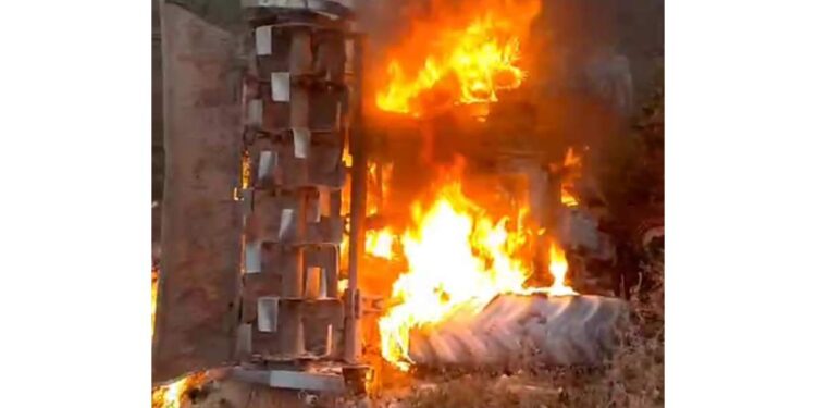 जामनेरात बर्निंग ट्रॅक्टरचा थरार..५ क्विंटल कापसासह ट्रॅक्टर जळून खाक; सात जण जखमी