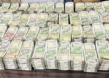 दुचाकीस्वाराला अडवून पोलिसांनी बॅग चेक केली; पैशांचे बंडल पाहून पोलीस चक्रावले