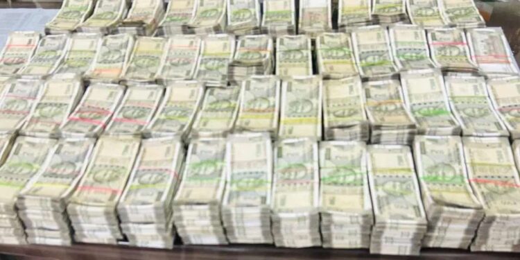 दुचाकीस्वाराला अडवून पोलिसांनी बॅग चेक केली; पैशांचे बंडल पाहून पोलीस चक्रावले