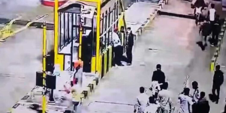 धुळ्यातील टोल नाक्यावर तुफान राडा; १२ जणांविरोधात गुन्हा दाखल