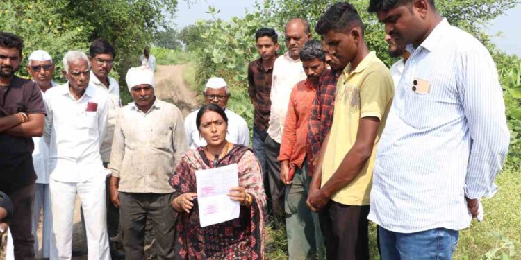 शेतरस्त्यांच्या कामात मुक्ताईनगर आमदारांची चमकोगिरी आणि भूलथापा; ॲड.रोहिणी खडसेंनी केला पुराव्यासहित धक्कादायक खुलासा