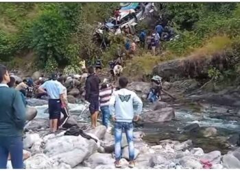 मोठी दुर्घटना ! बस दरीत कोसळून २५ जणांचा मृत्यू