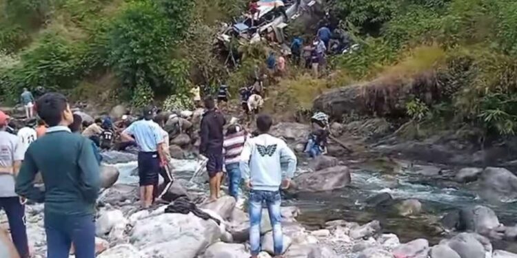 मोठी दुर्घटना ! बस दरीत कोसळून २५ जणांचा मृत्यू