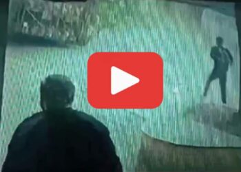 भरधाव टेम्पो थेट दुचाकीस्वाराच्या अंगावर पलटी; घटनेचा थरार व्हिडीओ व्हायरल