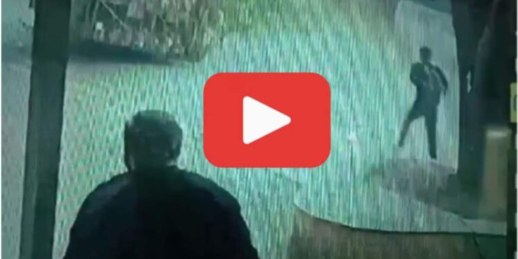 भरधाव टेम्पो थेट दुचाकीस्वाराच्या अंगावर पलटी; घटनेचा थरार व्हिडीओ व्हायरल