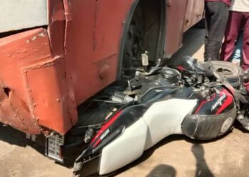 भयंकर! भीषण अपघातानंतर बसने दुचाकीला ५० फुटापर्यंत फरफटत नेलं; दोन जण ठार