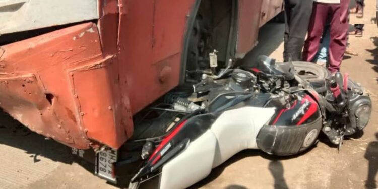 भयंकर! भीषण अपघातानंतर बसने दुचाकीला ५० फुटापर्यंत फरफटत नेलं; दोन जण ठार