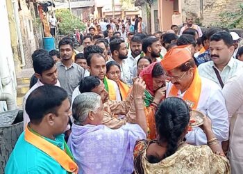 आमदार राजूमामा भोळे यांच्या प्रचाराचा नारळ फुटला; रॅलीमध्ये पहिल्याच दिवशी घेतली आघाडी