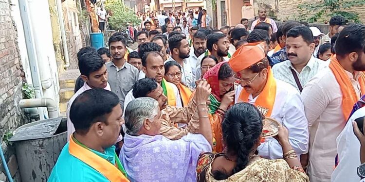 आमदार राजूमामा भोळे यांच्या प्रचाराचा नारळ फुटला; रॅलीमध्ये पहिल्याच दिवशी घेतली आघाडी