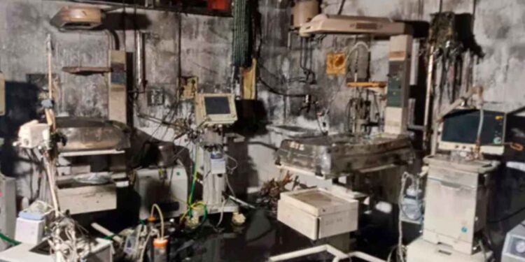 हृदय पिळवटून टाकणारी घटना! रुग्णालयात 10 नवजात बालकांचा होरपळून मृत्यू