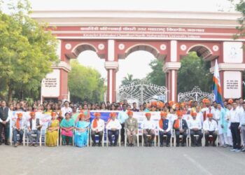 भारतीय एकात्मतेचे दर्शन दाखविणाऱ्या शोभा यात्रेमुळे विद्यापीठाचा परिसर भारावून गेला