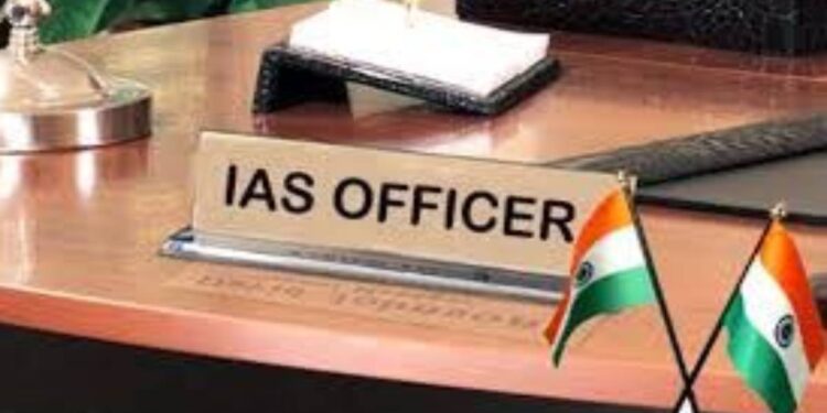 मुख्यमंत्र्यांच्या सहसचिवांसह महाराष्ट्रातील 10 IAS अधिकाऱ्यांच्या बदल्या; नव्या सरकारचा निर्णय