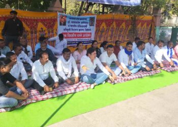 परभणीतील संविधान प्रतिकृतीच्या विटंबनेचा निषेधार्थ आंबेडकरी संघटनांचे जिल्हाधिकारी कार्यालयासमोर धरणे आंदोलन