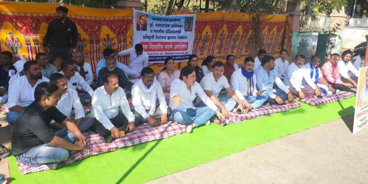 परभणीतील संविधान प्रतिकृतीच्या विटंबनेचा निषेधार्थ आंबेडकरी संघटनांचे जिल्हाधिकारी कार्यालयासमोर धरणे आंदोलन