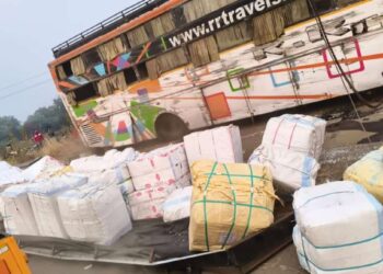 धरणगावात खासगी बसला भीषण अपघात; एक महिला ठार, 15 प्रवासी जखमी