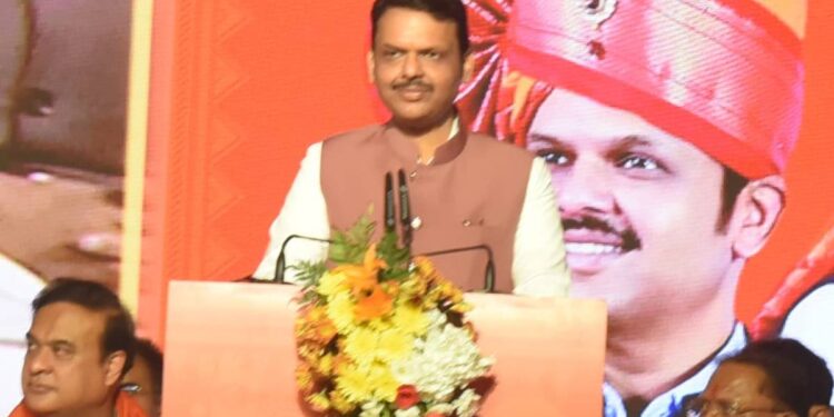 देवेंद्र फडणवीस यांनी तिसऱ्यांदा घेतली मुख्यमंत्रिपदाची शपथ