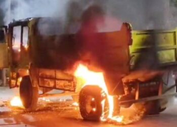 धक्कादायक! जळगावात डंपरने घेतला बालकाचा जीव, संतप्त नागरिकांनी उभ्या डंपर पेटविला