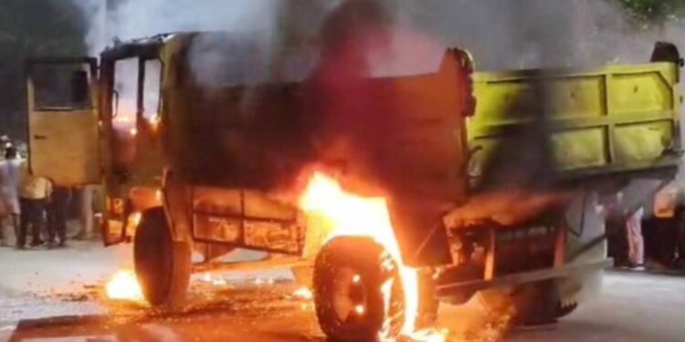धक्कादायक! जळगावात डंपरने घेतला बालकाचा जीव, संतप्त नागरिकांनी उभ्या डंपर पेटविला