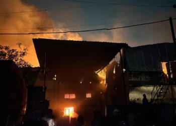 जळगावच्या एमआयडीसीतील चटई कंपनीस लागलेली आग आटोक्यात ; जिल्हाधिकाऱ्यांनी पाहणी करत दिल्या सूचना