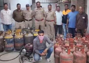 घरातच सुरु होते अवैध गॅस रिफिलिंग सेंटर; पोलिसांनी छापेमारी करत जप्त केले ३४ सिलिंडर