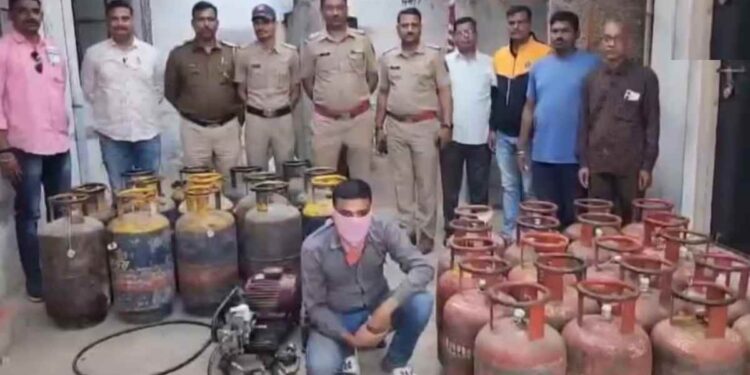घरातच सुरु होते अवैध गॅस रिफिलिंग सेंटर; पोलिसांनी छापेमारी करत जप्त केले ३४ सिलिंडर