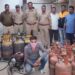घरातच सुरु होते अवैध गॅस रिफिलिंग सेंटर; पोलिसांनी छापेमारी करत जप्त केले ३४ सिलिंडर