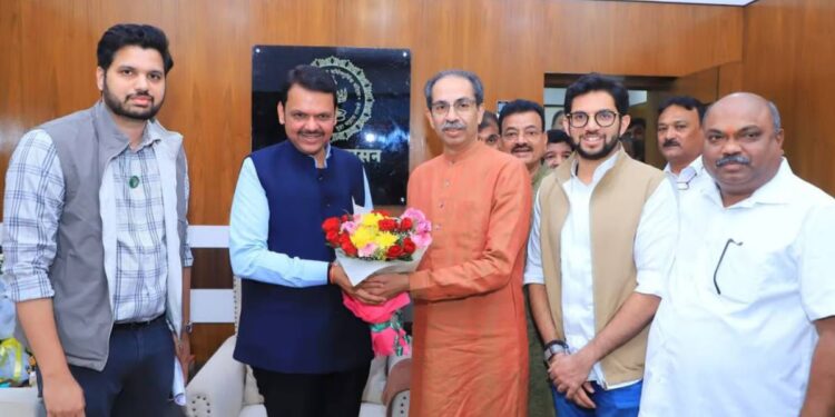 महाराष्ट्रात पुन्हा होणार राजकीय भूकंप? नागपुरात उद्धव ठाकरेंनी घेतली मुख्यमंत्री फडणवीसांची भेट