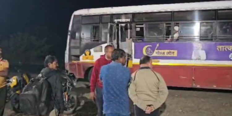 Jalgaon : मद्यपी चालकामुळे प्रवासी खोळंबले, निलंबनाची कारवाई