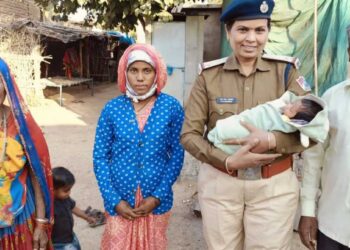 चाळीसगाव रेल्वे स्थानकावर आरपीएफच्या पथकाने गरोदर महिलेला वाचवले