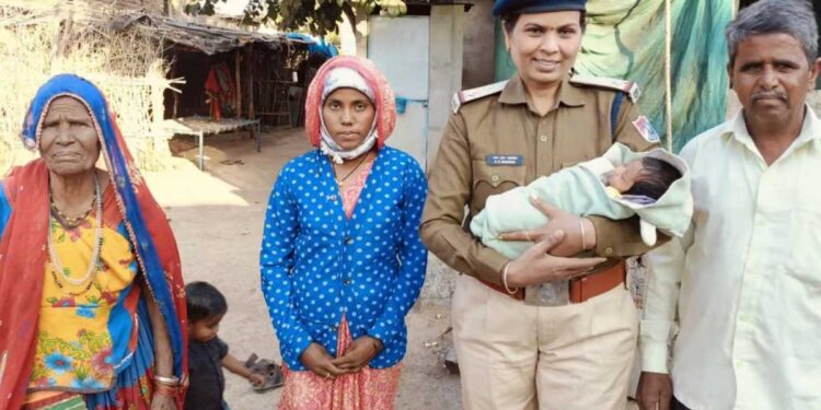 चाळीसगाव रेल्वे स्थानकावर आरपीएफच्या पथकाने गरोदर महिलेला वाचवले