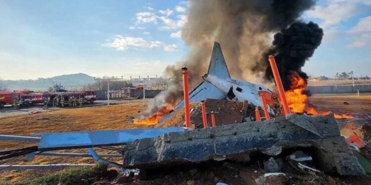 बापरे! लँडिंगवेळी विमानाचा भीषण अपघात; १७९ जणांचा मृत्यू,धक्कादायक VIDEO व्हायरल