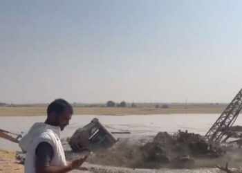 जैसलमेरमध्ये बोअरवेल खोदताना जमीन फाटली, मशीन आणि ट्रक खड्ड्यात