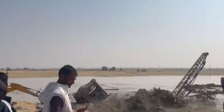 जैसलमेरमध्ये बोअरवेल खोदताना जमीन फाटली, मशीन आणि ट्रक खड्ड्यात