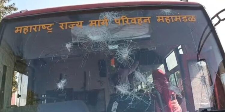 परभणी घटनेचे धुळ्यात पडसाद; एसटी बसवर 10 ते 12 जणांकडून दगडफेक