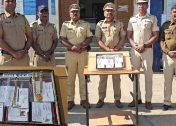 गर्दीचा फायदा घेत महिलेच्या पर्समधून सोन्याचे दागिने लांबविणारे गजाआड