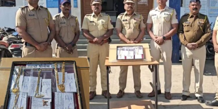 गर्दीचा फायदा घेत महिलेच्या पर्समधून सोन्याचे दागिने लांबविणारे गजाआड