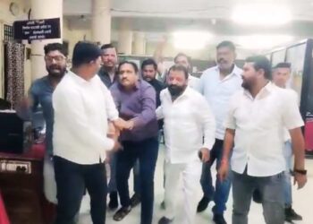 धक्कादायक! धुळे ग्रामोद्योग अधिकाऱ्याचे ऑन ड्युटी मद्य प्राशन; शिवसेनेच्या पदाधिकाऱ्यांनी शिकवला धडा