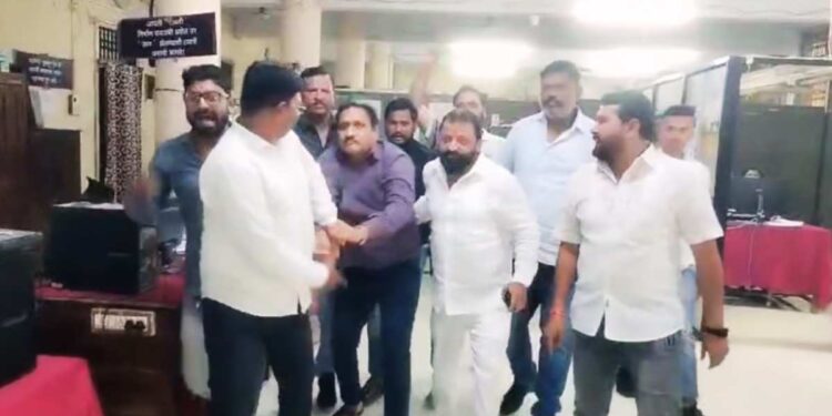 धक्कादायक! धुळे ग्रामोद्योग अधिकाऱ्याचे ऑन ड्युटी मद्य प्राशन; शिवसेनेच्या पदाधिकाऱ्यांनी शिकवला धडा