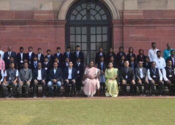 जळगाव जिल्ह्यातील आदिवासी विद्यार्थ्यांनी अनुभवली राष्ट्रपतीची संस्मरणीय भेट