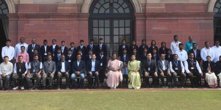 जळगाव जिल्ह्यातील आदिवासी विद्यार्थ्यांनी अनुभवली राष्ट्रपतीची संस्मरणीय भेट