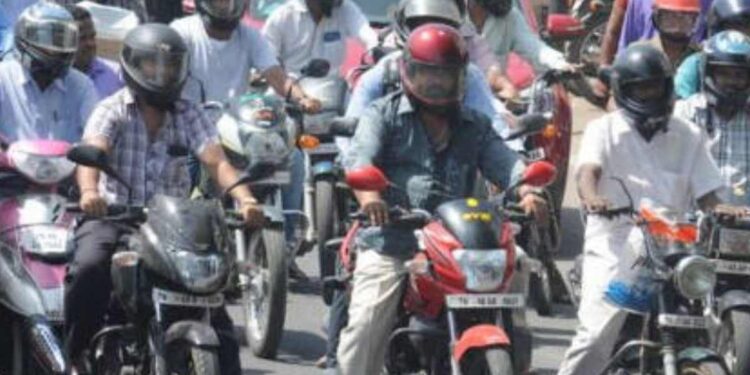 1 जानेवारी 2025 पासून जळगावात मोटरसायकल धारकला हेल्मेट घालणे सक्तीचे