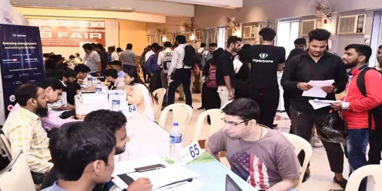 जळगावमध्ये इ.९ वी ते १२ वीच्या विद्यार्थ्यांकरिता करिअर मेळाव्याचे आयोजन