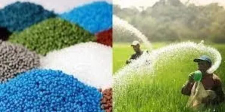 शेतकऱ्यांना दुष्काळात तेरावा महिना!! १ जानेवारीपासून रासायनिक खतांचे दर वाढणार; जाणून घ्या नवीन दर…