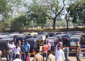 जळगावात रिक्षा चालकांवर कठोर कारवाई: 250 रिक्षा जप्त