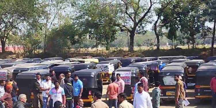 जळगावात रिक्षा चालकांवर कठोर कारवाई: 250 रिक्षा जप्त